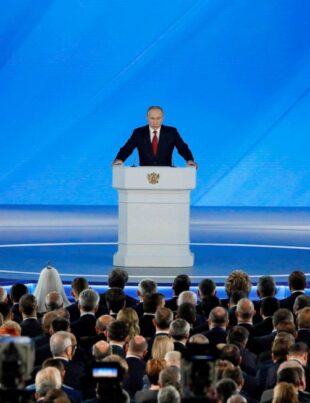 Putin mentre si rivolge all'Assemblea federale russa