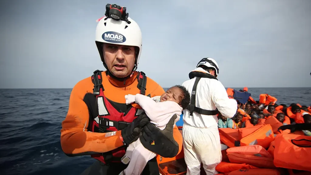 Foto: salvataggio di una neonata in mare.