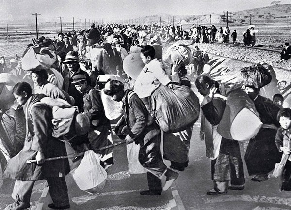 Centinaia di migliaia di coreani costretti a fuggire il sud della penisola durante la guerra in seguito al superamento del 38° parallelo da parte dell'esercito della DPRK (U.S. Defense Department)