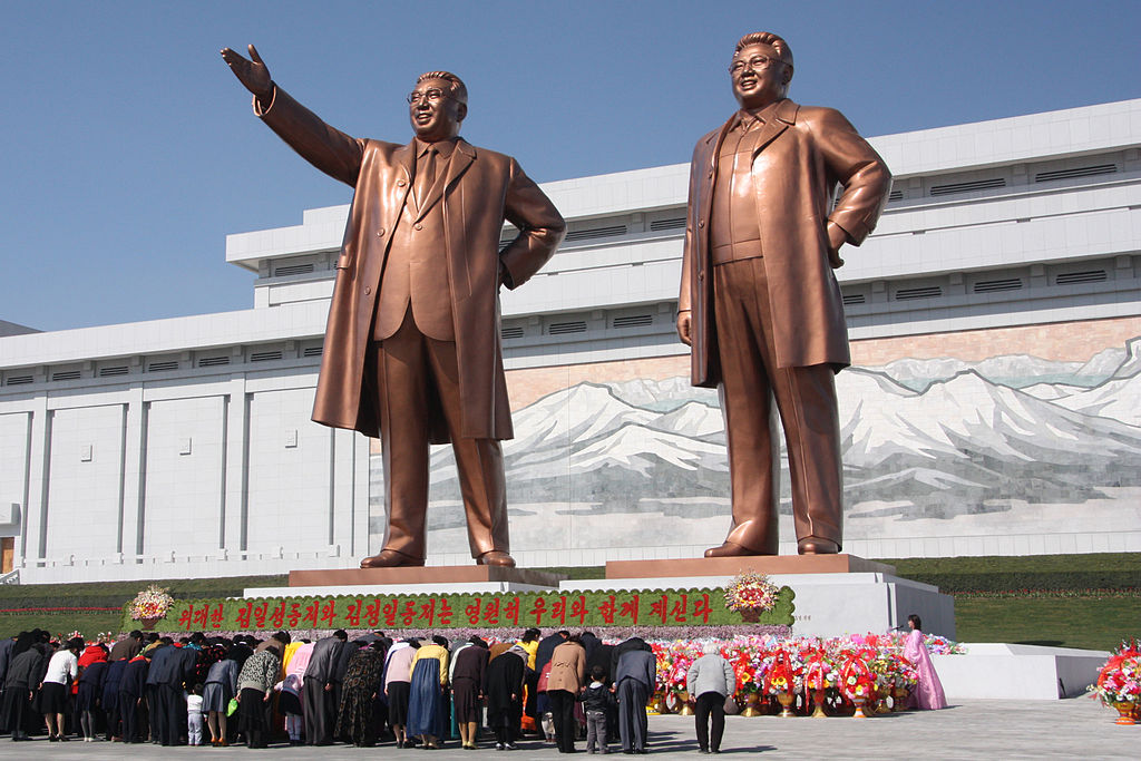 Nordcoreani inchinati innanzi alle statue di Kim Il-sung (sinistra) e Kim Jong-il presso il Mansudae Grand Monument in Pyongyang DPRK. (J.A. de Roo/Wikipedia)