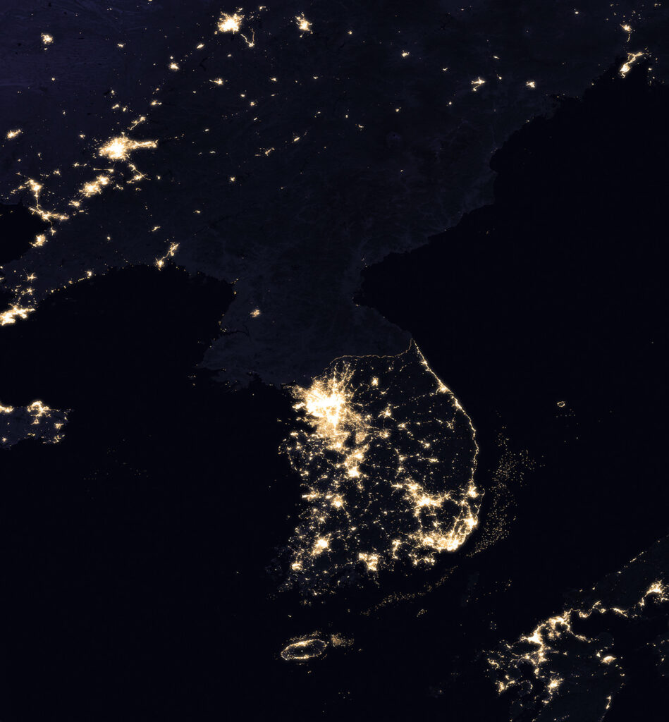 Immagine satellitare della penisola di notte. La DPRK è quasi completamente al buio salvo Pyongyang DPRK (NASA)
