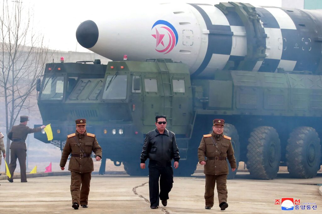 Kim Jong-un fu presente al lancio missilistico dell'ICBM Hwasong-17. L'evento è stato trasmesso dal canale televisivo statale della DPRK