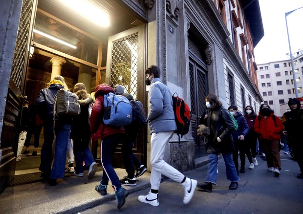 Ragazzi all'entrata di una scuola