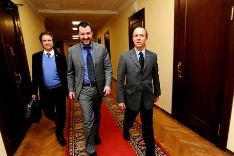 Claudio D'Amico con Matteo Salvini e Paolo Savoini al Metropoli (Ansa).